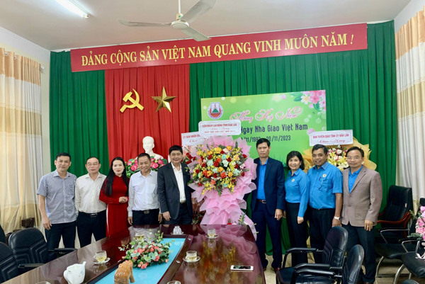 LĐLĐ tỉnh thăm, chúc mừng các đơn vị giáo dục nhân Kỷ niệm ngày Nhà giáo Việt Nam 20-11 